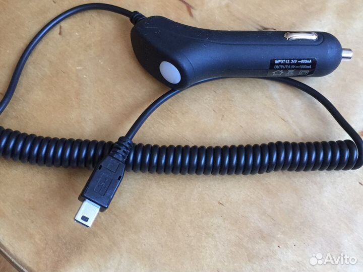 Автомобильное зарядное устройство для телефона