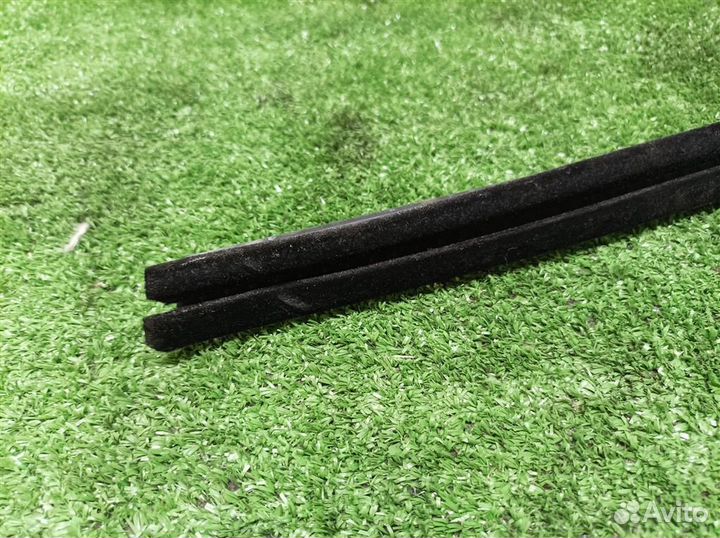 Уплотнитель двери передней Audi A4 (B8) 2007-2015