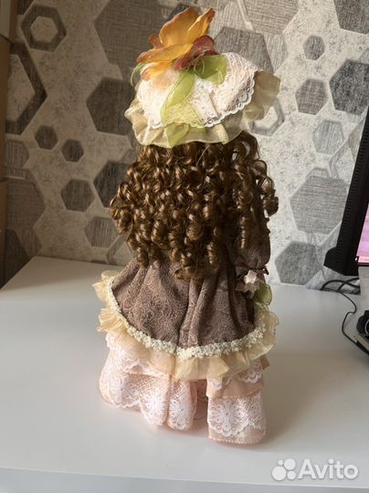 Кукла на подставке с биркой