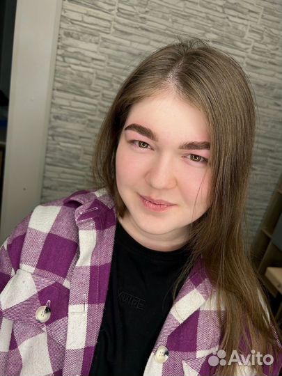 Модель на брови