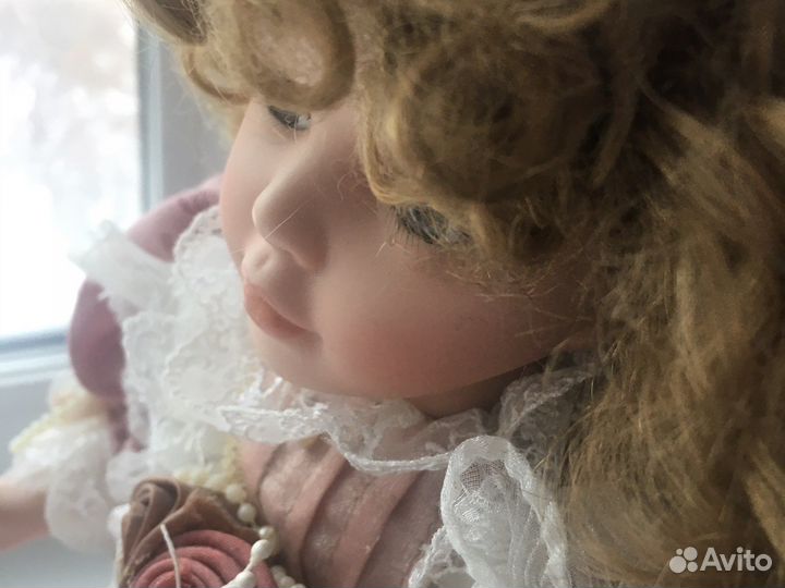 Кукла фарфоровая на подставке