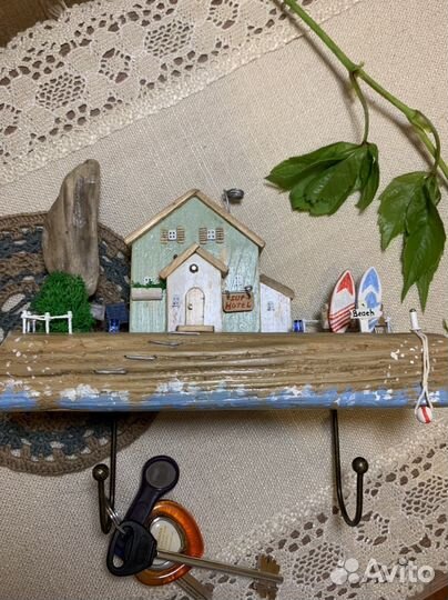 Настенная деревянная ключница ручной работы