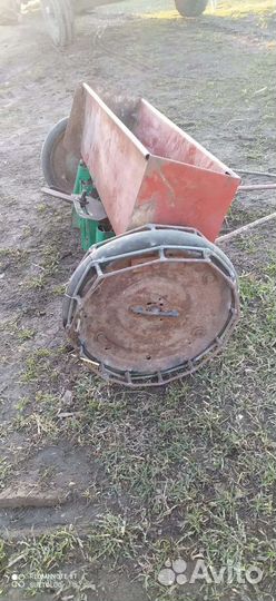 Сеялка овощная ручная