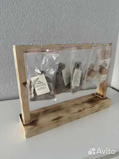 Полка с крючками для ярмарок