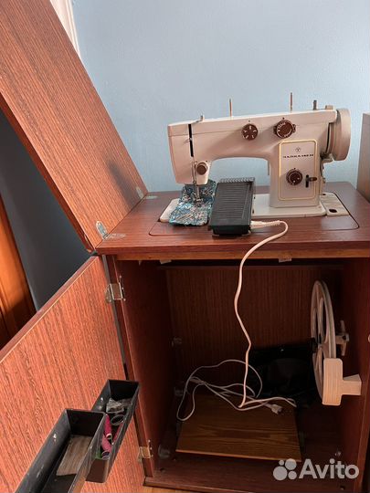 Швейная машинка с тумбой