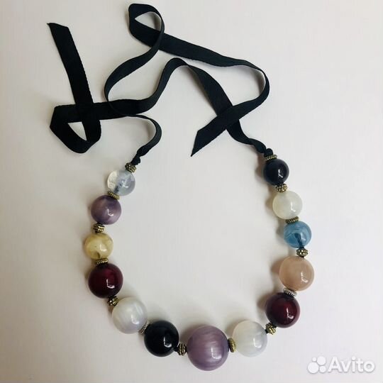 Колье из крупных разноцветных бусин