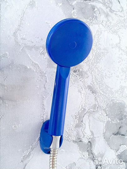 Смеситель на ванну синий с длинным поворотным изли