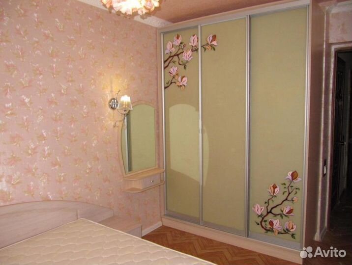 Зеркальный шкаф