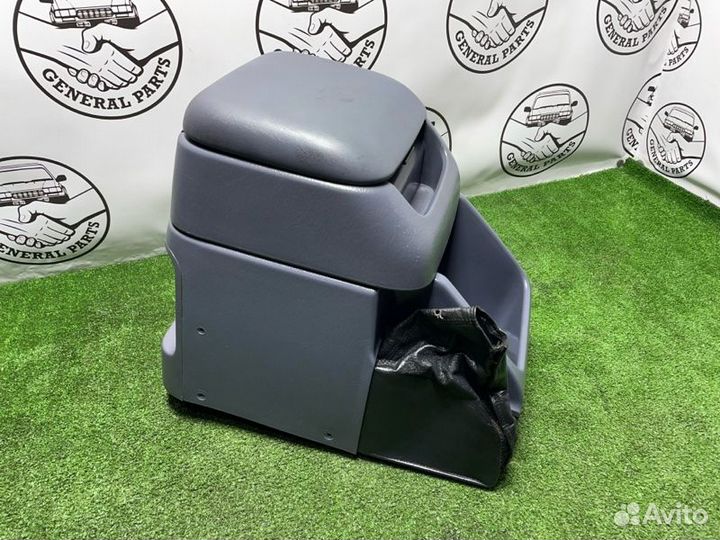 Бардачок между сиденьями Toyota Land Cruiser Prado