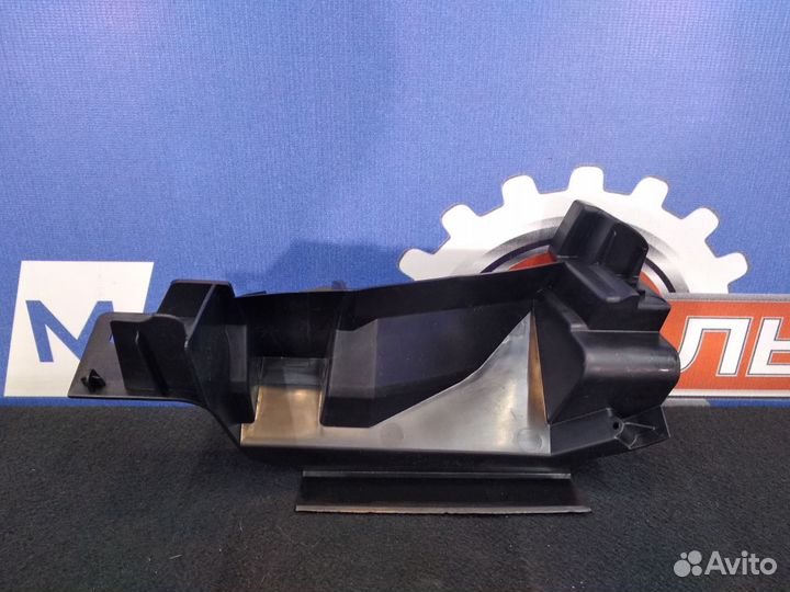 Дефлектор радиатора левый Renault Logan 2 2014 нов