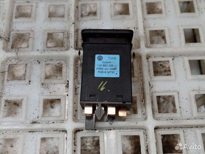 Кнопка аварийной сигнализации Volkswagen Jetta