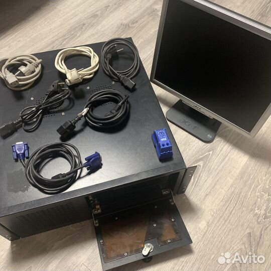 Корпус пк в серверную стойку монитор и сервер