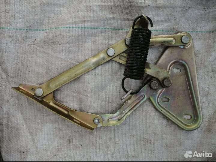 Кронштейн капота