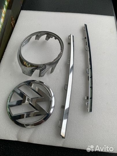 Передняя эмблема Фольксваген Гольф 7