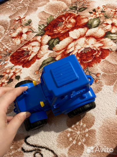 Игрушка синий трактор