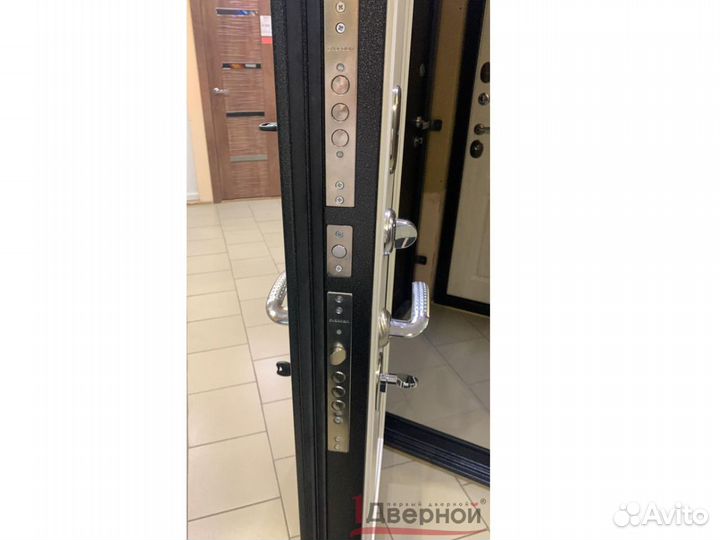 Входная дверь в квартиру с зеркалом