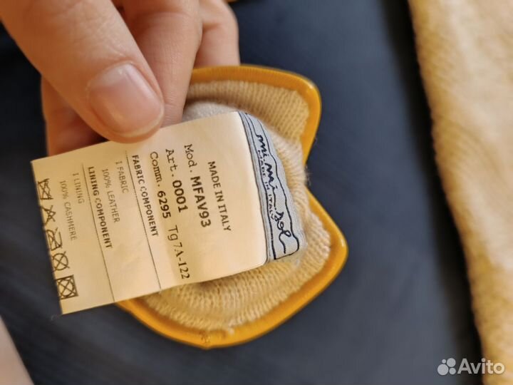 Шапочка и кожаные перчатки для девочки