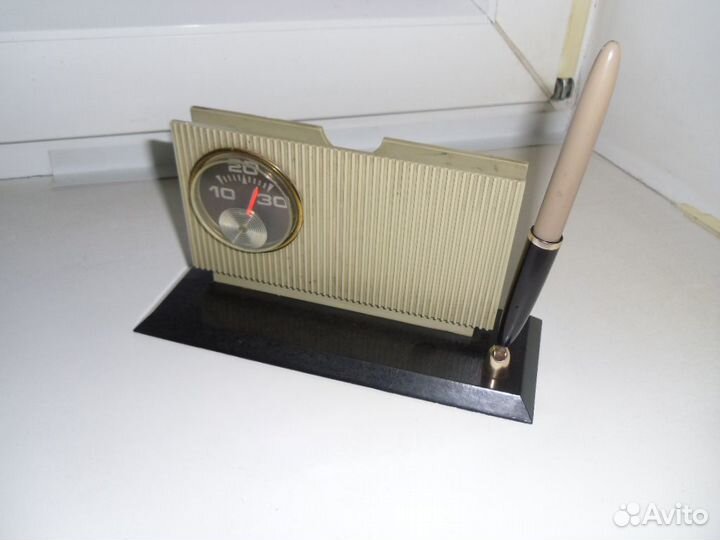 Настольная подставка с термометром и перьевой ручк