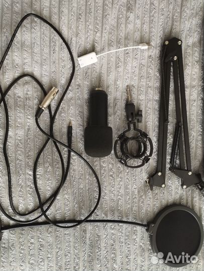 Студийный конденсаторный микрофон