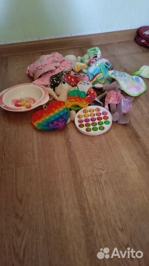 Кукла, стульчик, игрушки и одежда для нее