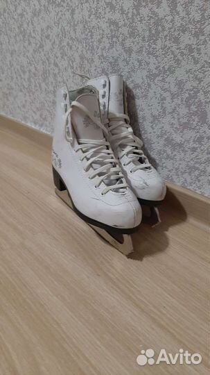 Коньки белые р. 34