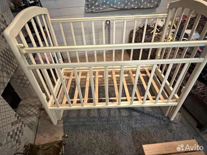 Детская кроватка с маятником и матрасом