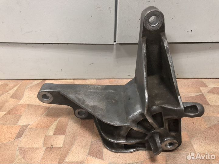 Кронштейн задней опоры двс Opel Astra j
