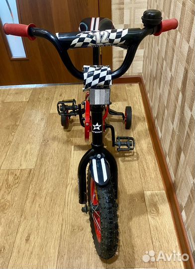 Детский велосипед с боковыми колесами