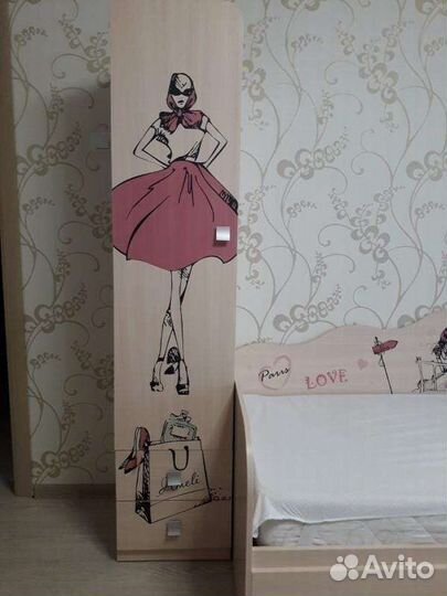 Детская кроватка и шкаф