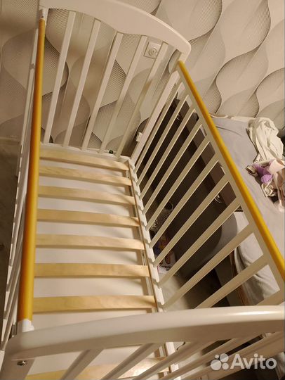 Детская кроватка с маятником белая