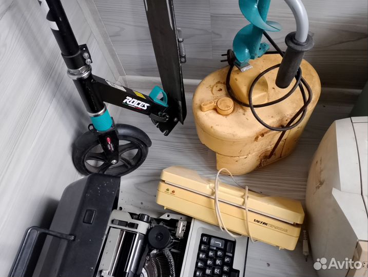 Кучу техники и радиодеталей