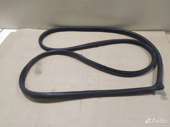 Уплотнитель двери передний правый Nissan Almera