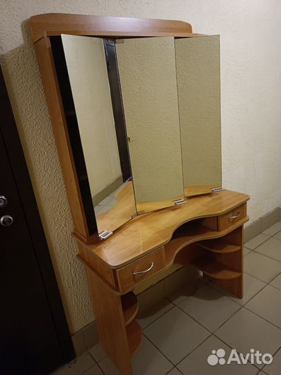 Трюмо с зеркалом