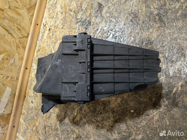 Корпус воздушного фильтра VW Транспортер Т5