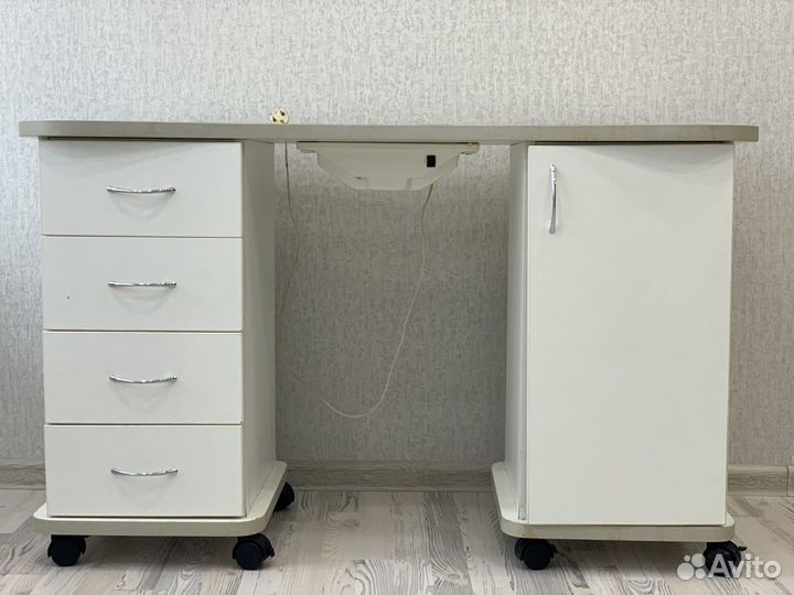 Маникюрный стол