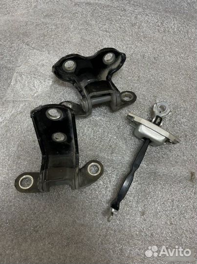 Петля двери задняя Toyota Hilux