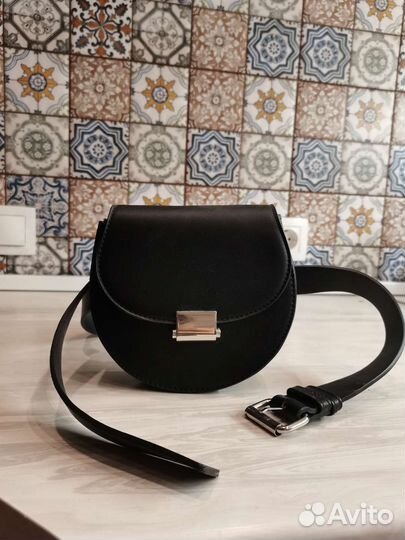 Изящная поясная сумка со съёмным ремнем