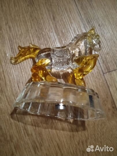 Хрустальный конь на подставке