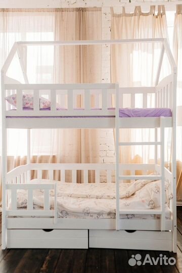 Двухъярусная кровать с матрасами и ящиками