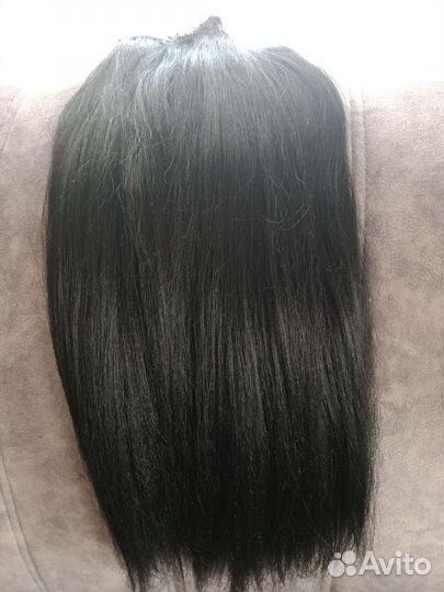 Волосы на заколках черные