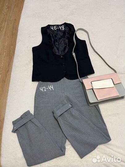 Два пакета одежды и обувь