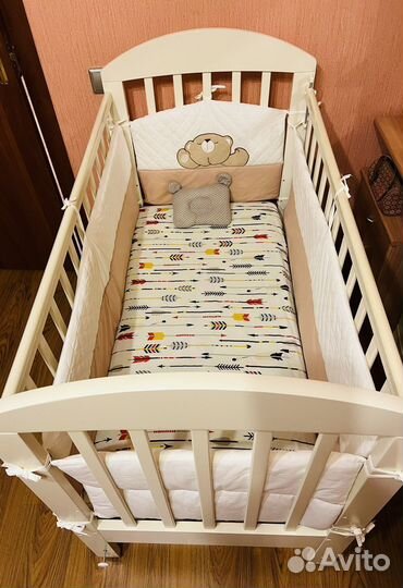Детская кроватка с маятником