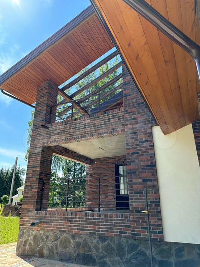 Коттедж 400 м² на участке 10 сот.