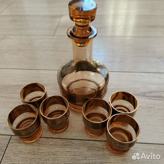 Графин с рюмками жёлтое стекло