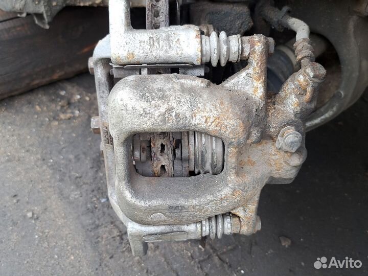 Суппорт передний правый Peugeot407 бензин