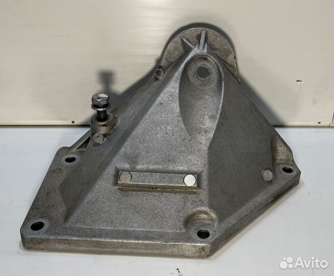 Кронштейн двигателя левый BMW E60 M54B30