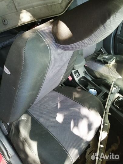 Передние сидения Mitsubishi Lancer Cedia 10