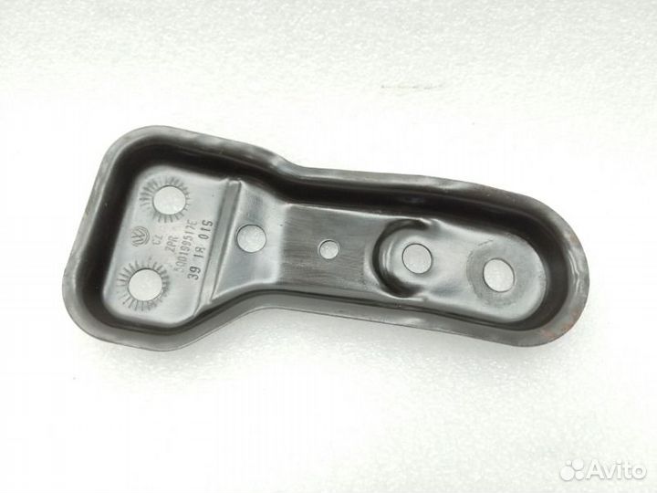 Кронштейн подрамника передний левый Skoda Octavia