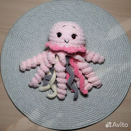 Плюшевые вязаные игрушки осьминоги