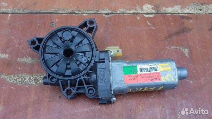 Моторчик стеклоподъемника задний правый Hyundai